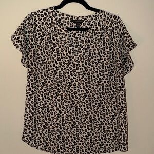 Banana Republic Factory Leopard Print Short Sleeve V-Neck Top - Black & Cream M